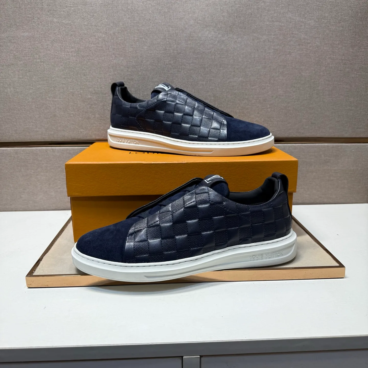 ⬛️Men's shoes 💰p442【LV～】Men's casual shoes 2025z cabinet sales simultaneously 🔶Size: 38-44#️⃣ 🔷2 colors🔜The upper is made of multi-material splicing➕Genuine leather lining, comfortable and breathable, sole: original comfortable and wear-resistant outsole, ⚠️Real shot📱Photographed🎬The real thing is better📢📢📢